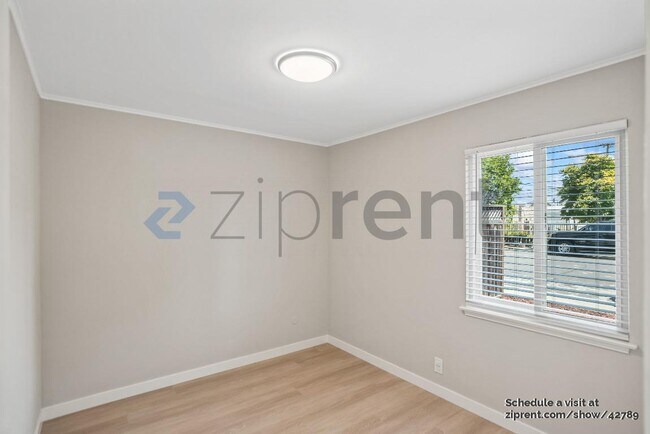 Building Photo - 1723 Laine Ave