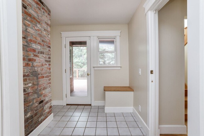 Building Photo - 3 Bed / 2 Bath Woodside home on large lot ...