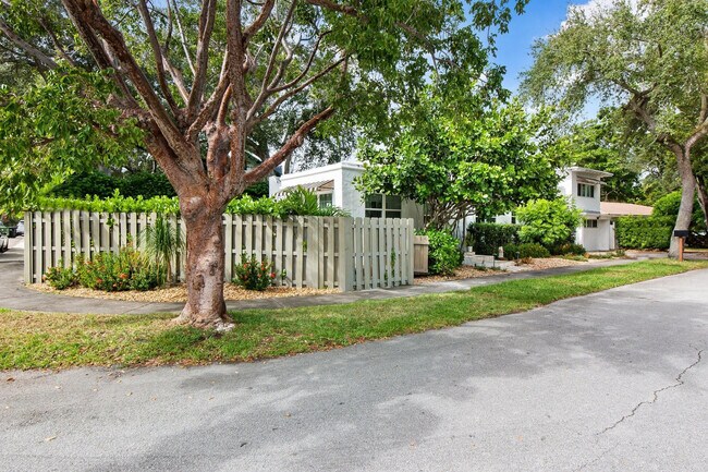 Building Photo - 615 SE 11th Ave