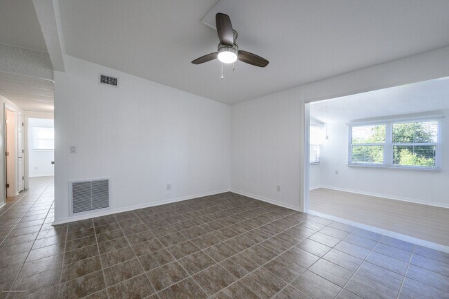 Building Photo - CLOSE TO HISTORIC DISTRICT AND PARKS