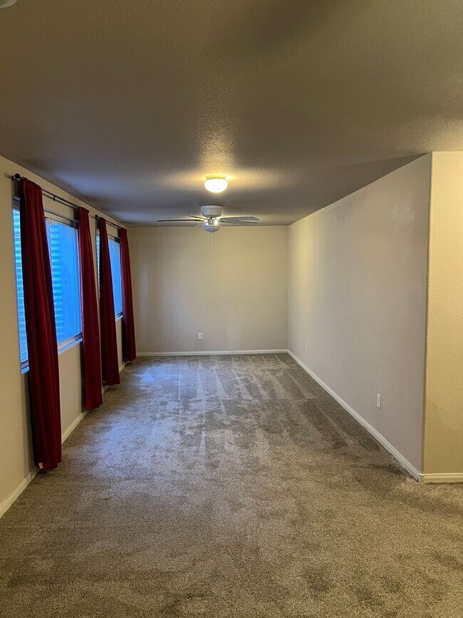 Building Photo - 6 bedroom Home With Pool and Basement