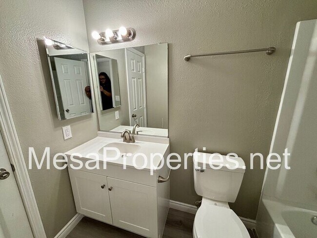 Building Photo - 1749 E Fairfield Ct