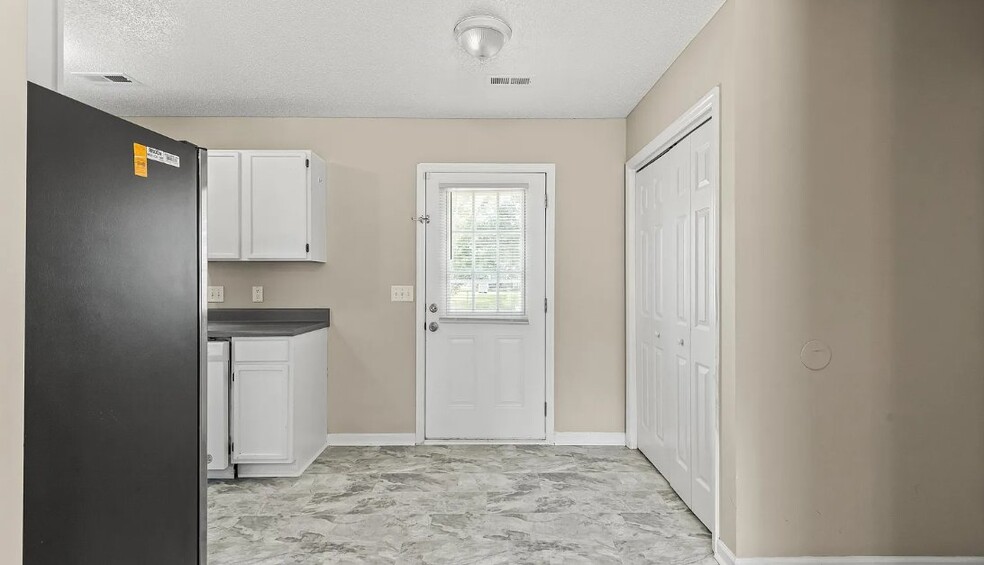 Building Photo - 122 Settlers Cir