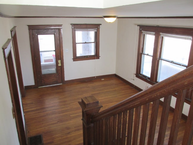 Building Photo - 1206 SW Boswell Ave