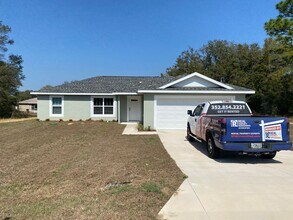 Building Photo - Custom Home - Desirable SE Ocala Neighborhood 3/2/2 **Available Soon**