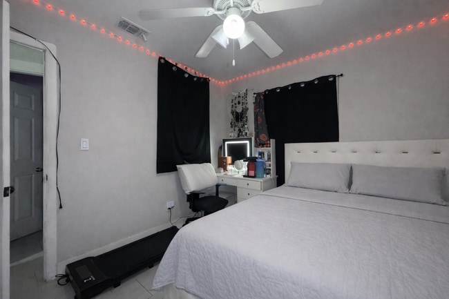 Building Photo - 2615 N Beaumont Ave