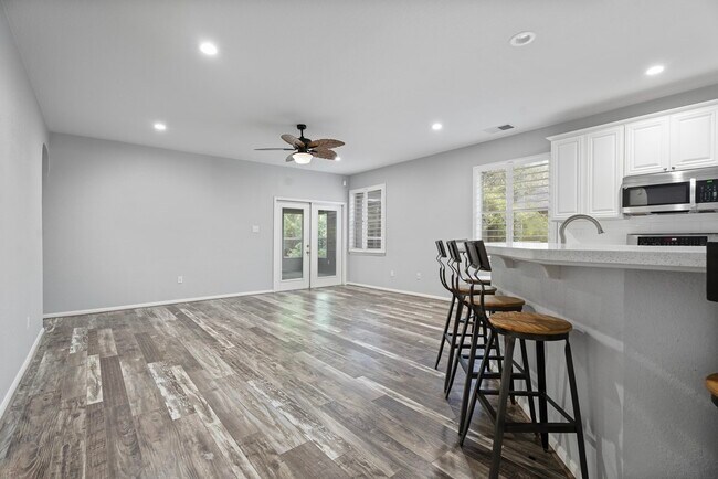 Building Photo - 421 Livingstone Ln