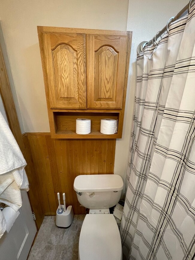 Building Photo - AVAILABLE JUNE 1st - 5 Bed, 2 Bath Home w/ Huge Enclosed Porch!