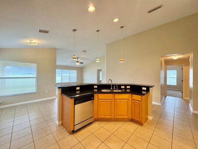 Building Photo - Gated Community of Mandolin