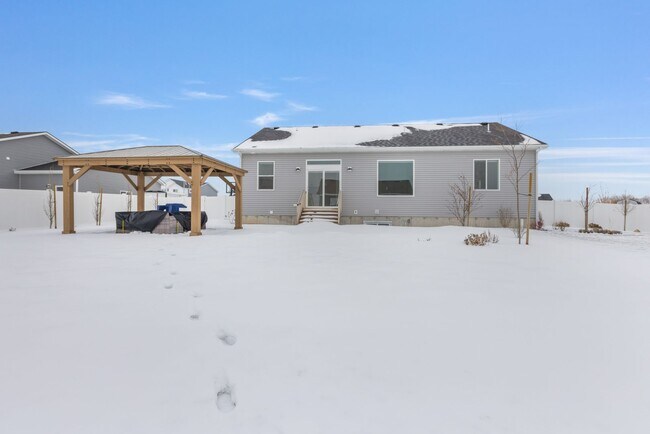 Building Photo - 3 Bed 2 Full Bath home