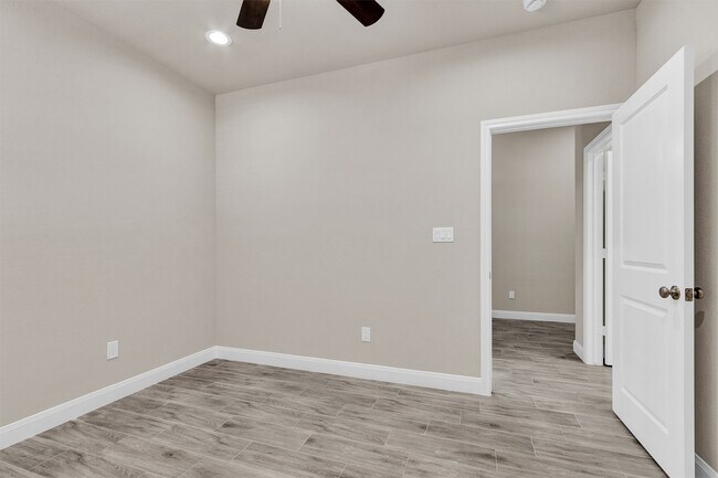 Building Photo - 11101 Park Dr