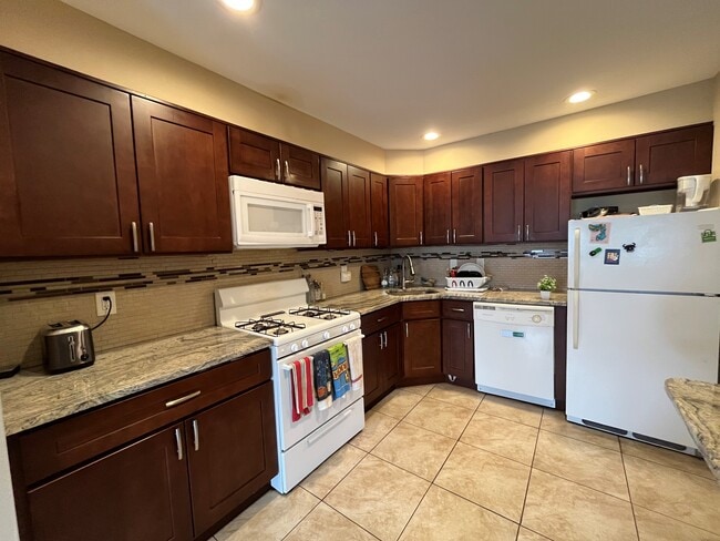 Building Photo - 35 Rutgers Dr