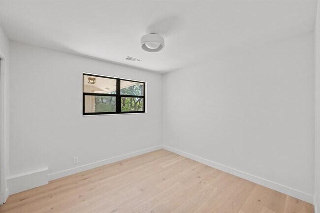 Building Photo - 302 Westlake Dr