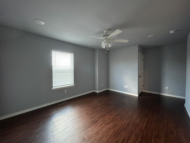 Building Photo - Townhouse with Garage - Minutes from Downt...