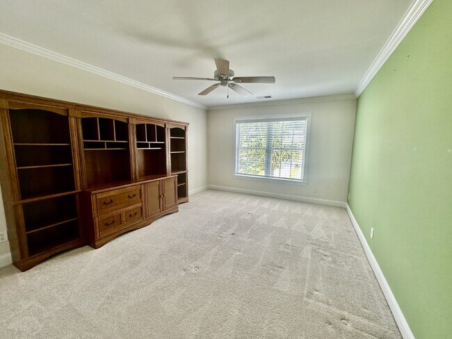 Building Photo - Three Bedroom Carriage House in Hampton Hall!