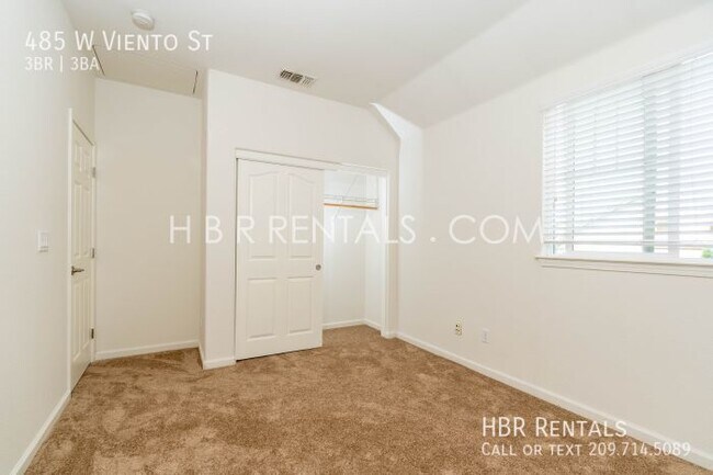 Building Photo - 485 W Viento St