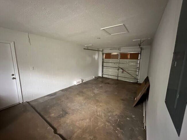 Building Photo - 3 bed 2 bath home available