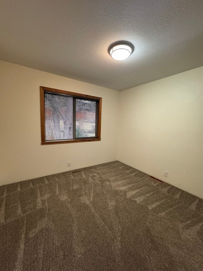 Building Photo - 3 Bdrm, 3 Bath home in Lynnewood with Gourmet Kitchen, 3 miles to Sky Lakes Medical Ctr and OIT