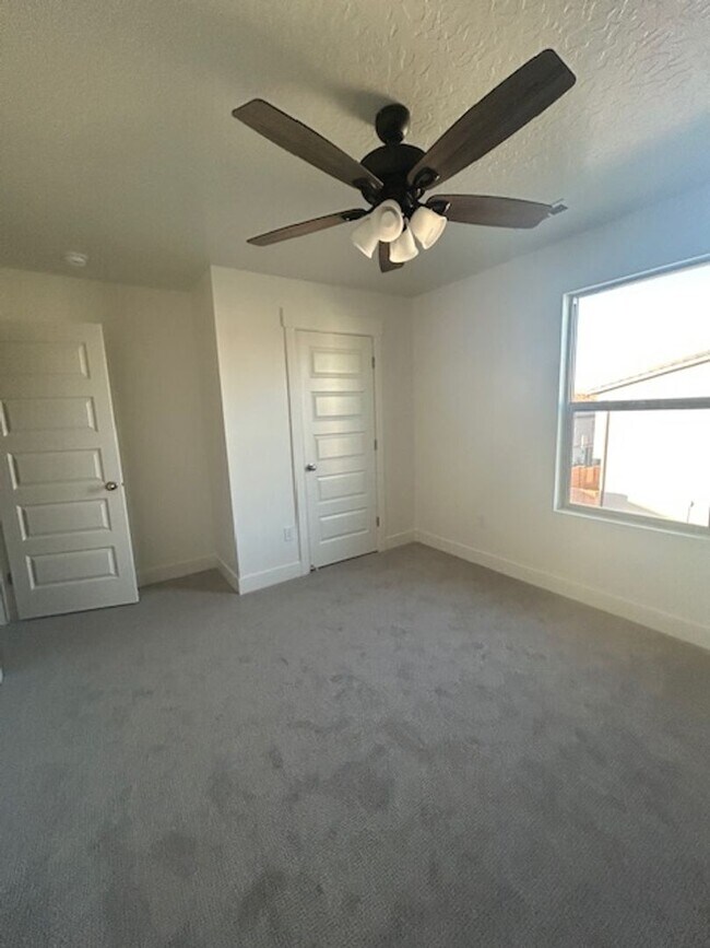 Building Photo - Move In Ready 4 Bedroom Home!