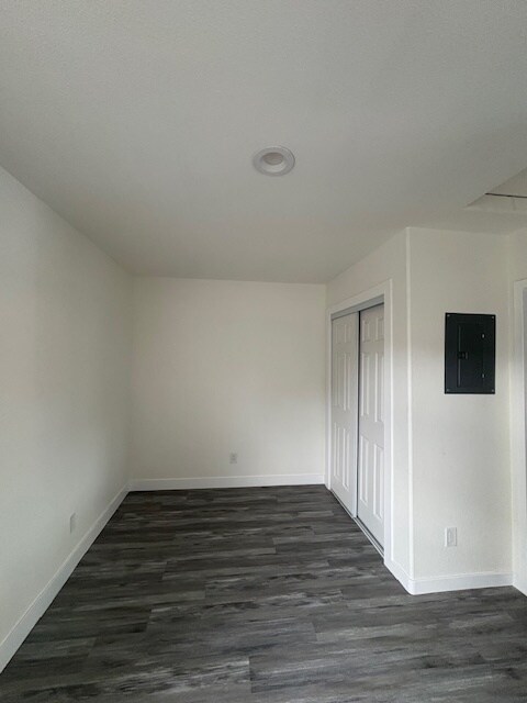 Building Photo - 10428 Somerset Blvd