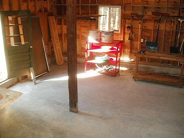 Building Photo - Spacious 3–4 Bedroom Home on Wooded Lot wi...