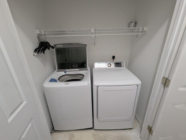 Building Photo - Sunshine on Shaw!