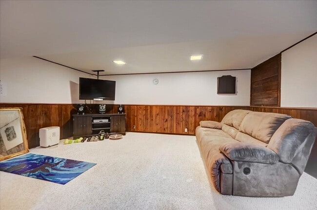 Building Photo - Spacious Elm Grove 3BR/2BA Ranch Single Fa...