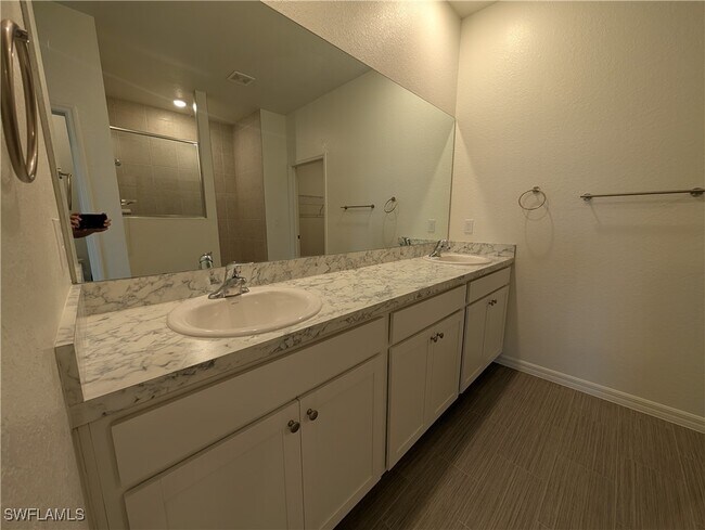 Building Photo - 4208 NE 15th Pl