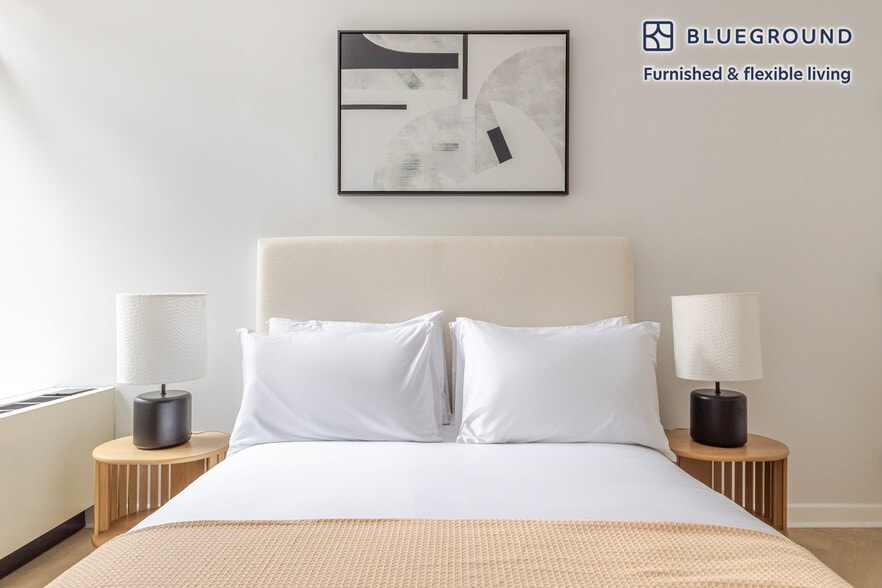 Building Photo - 49 E 34th St