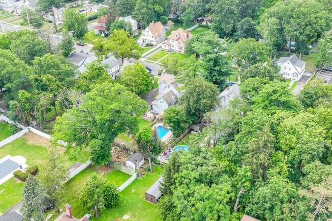 Building Photo - 139 W 4th Ave