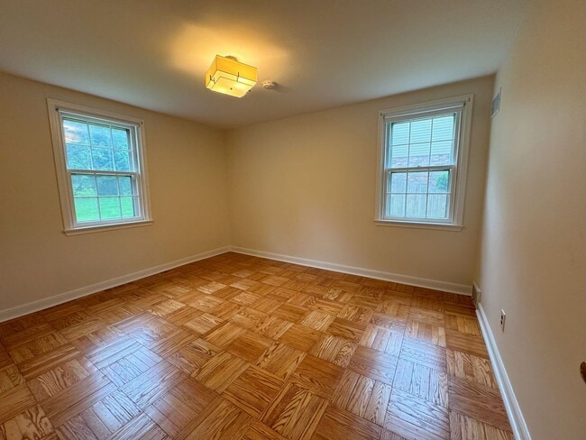 Building Photo - Renovated home, central air, stainless appliances, Radnor SD, Walk to Villanova, small dogs ok......