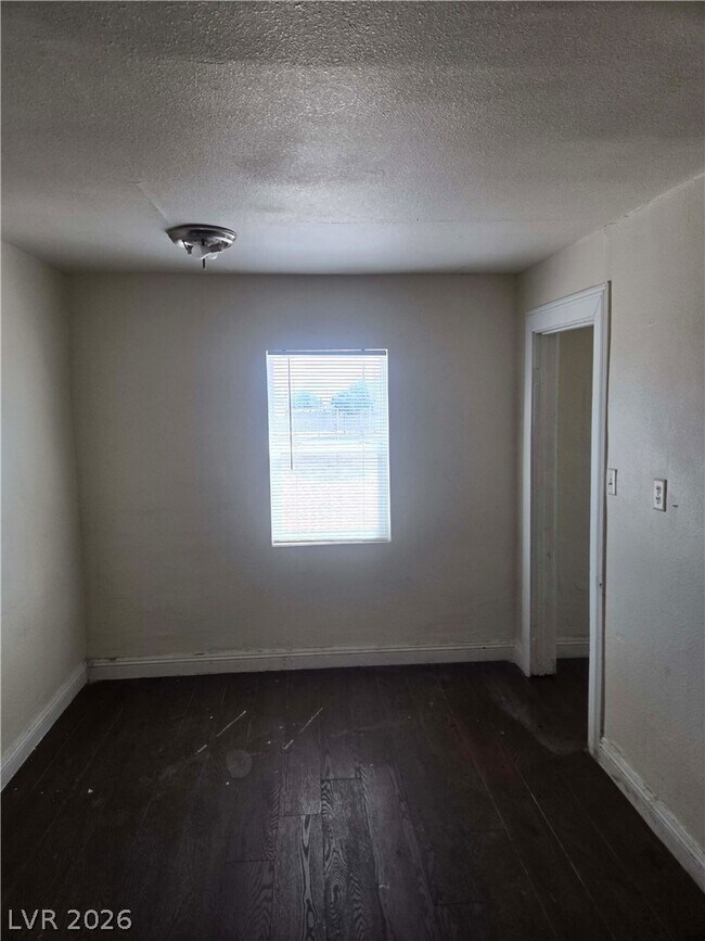 Building Photo - 413 W Van Buren Ave