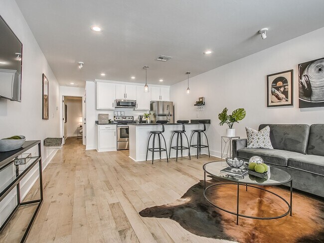 Building Photo - Champagne Plaza - Furnished Back House