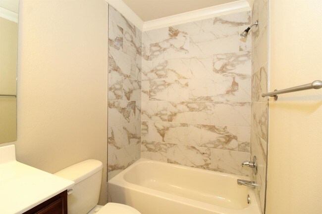 Building Photo - 2556 E Turtle Creek Dr