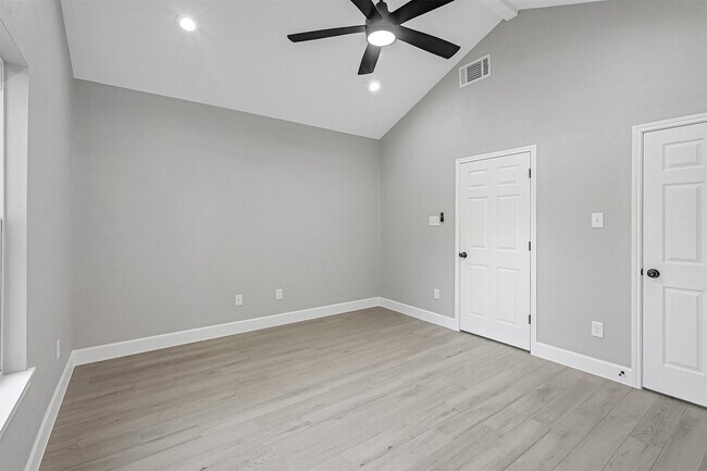 Building Photo - 12009 Meadowgreen St