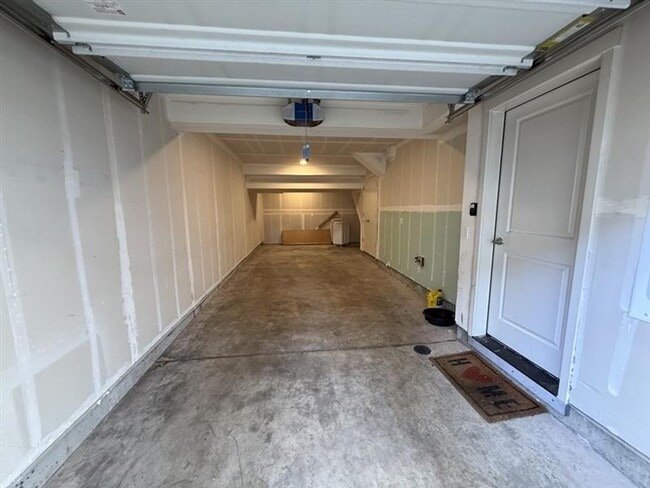 Building Photo - 14233 SW 169th Ave