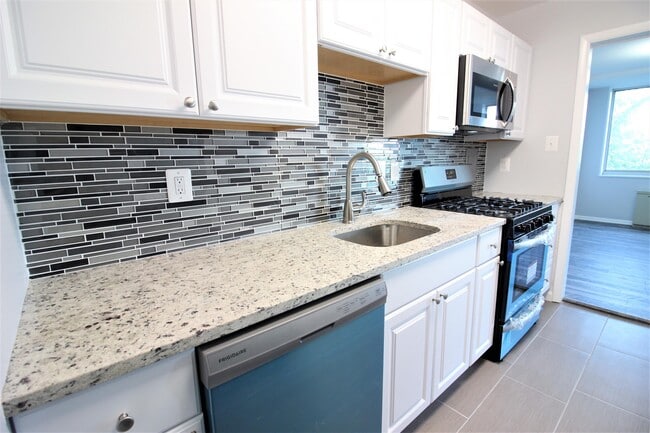 Building Photo - 10401 Grosvenor Pl