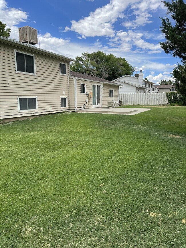 Building Photo - 488 Anjou Dr