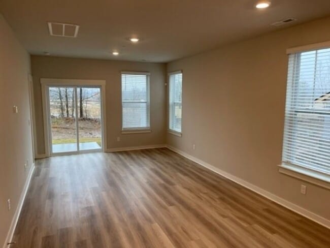 Building Photo - Stunning home in Spring Hill