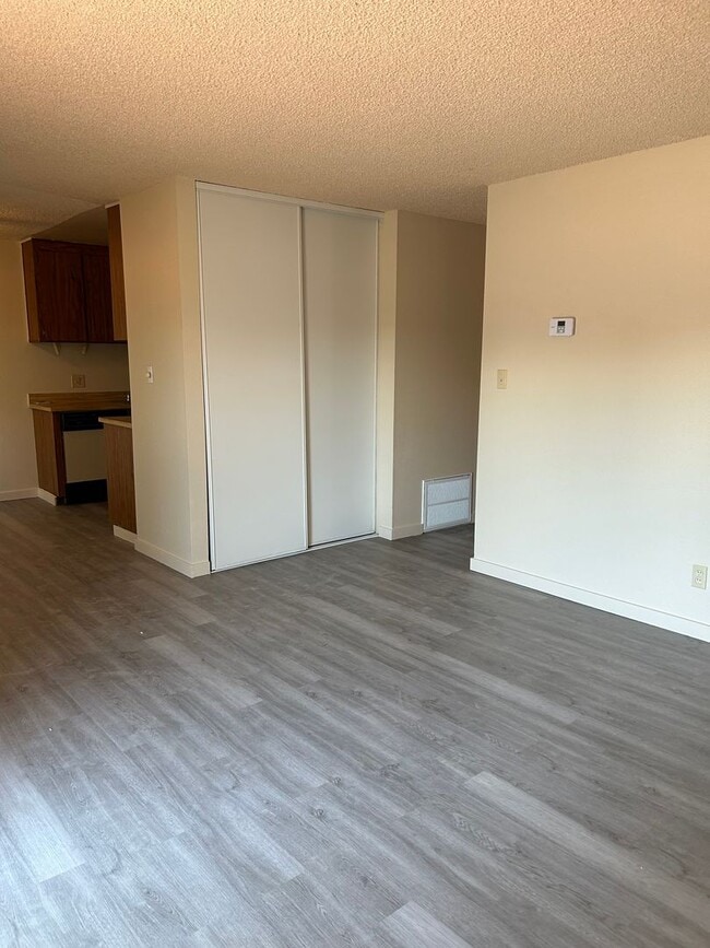 Building Photo - 400 N Saliman Rd