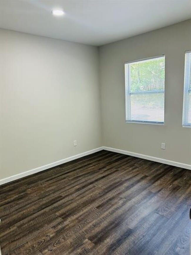 Building Photo - 2/1 Available Now Conveniently Located In ...
