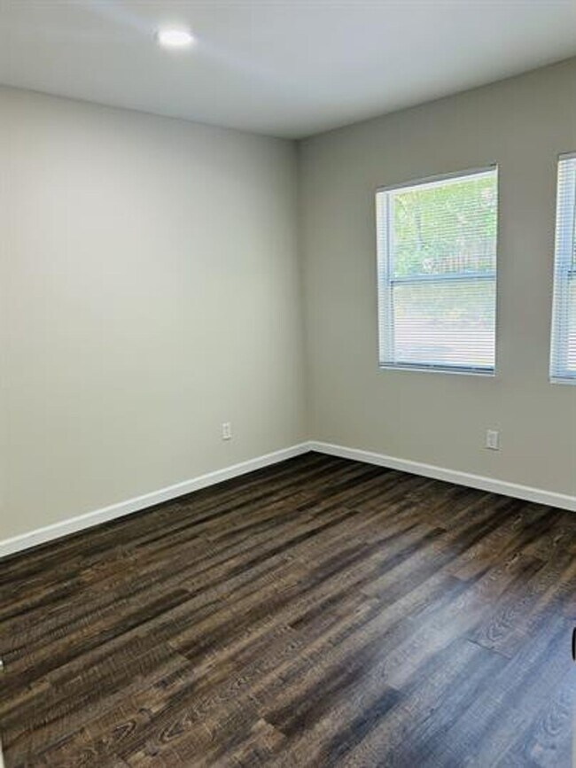 Building Photo - Brand New Renovated 2/1 Available Now!