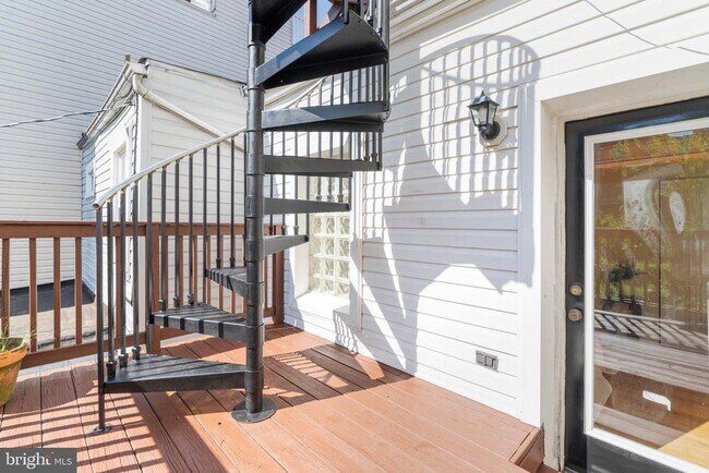 Building Photo - 1005 Baylis St