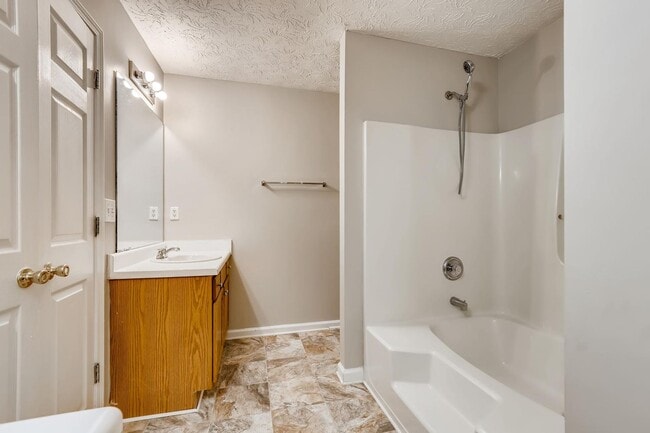 Building Photo - Gorgeous Split-Level 2 Story Home New Paint