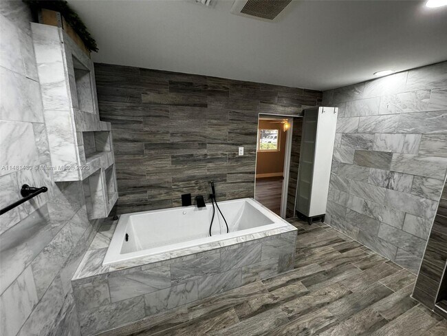 Building Photo - 4206 SW 28th St