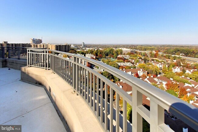 Building Photo - 8220 Crestwood Heights Dr