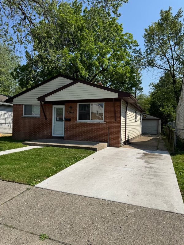 Primary Photo - 8220 Lozier Ave