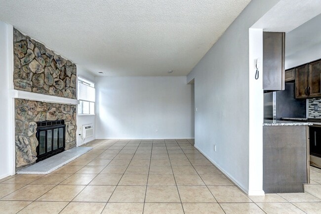 Building Photo - 2 bed 1 bath Condo in Victoria Crossing II