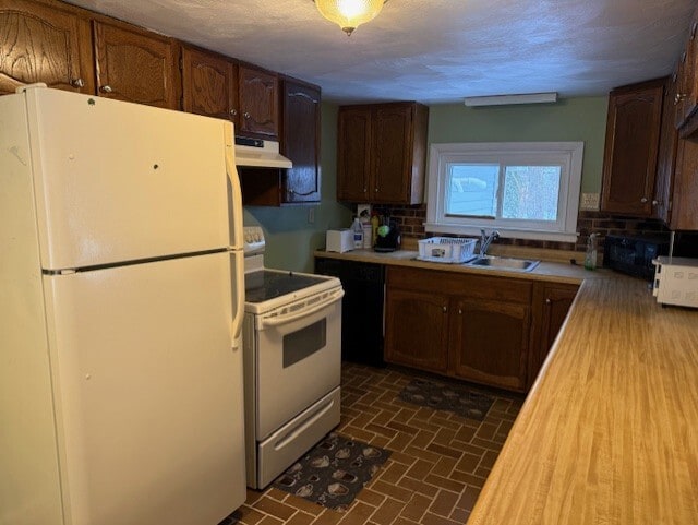 Kitchen with appliances included - 16 Leawood Ave