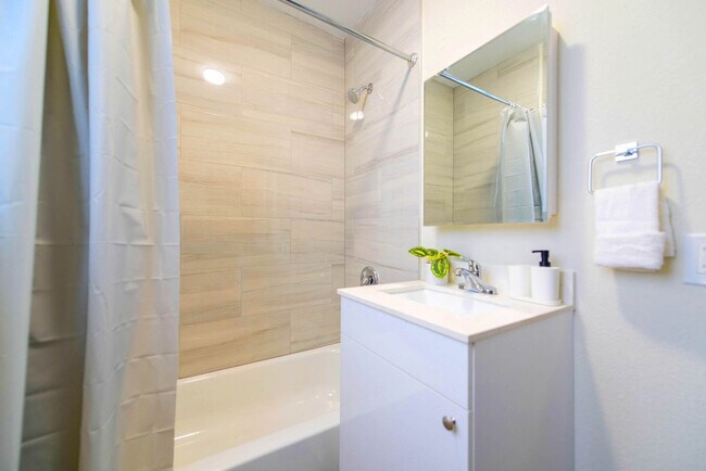 Building Photo - 700 SW 11th Ave